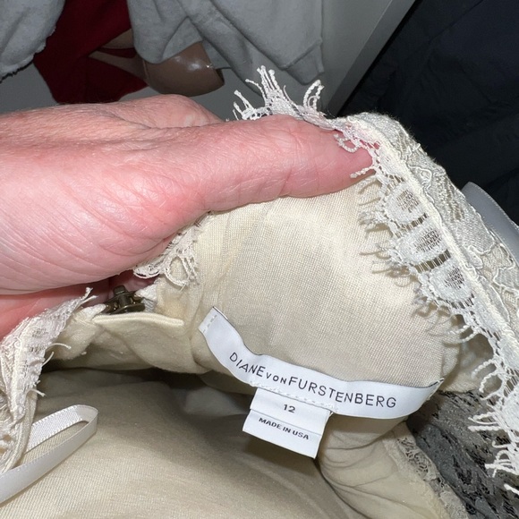🤍🤍DVF🤍🤍PRISTINE cream lace Zarita classic mini dress. Size 12 worn once! - Picture 5 of 9
